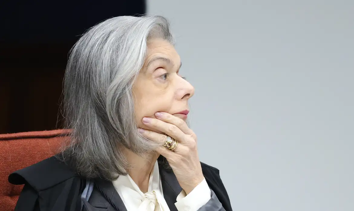 Cármen Lúcia, que atualmente preside o Tribunal Superior Eleitoral (TSE), fez questão de corrigir a interpretação