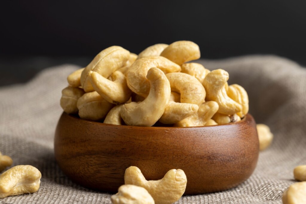 As oleaginosas contribuem para a saúde cardiovascular (Imagem: rsooll | Shutterstock)