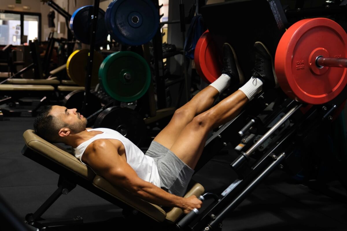Excesso de esforço físico na musculação e a prática errada aumentam casos de artrose entre os jovens (Imagem: Ladanifer | Shutterstock)