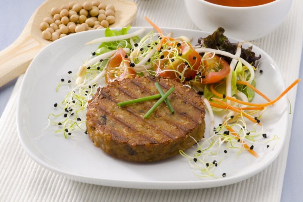 Hambúrguer de tofu e grão-de-bico (Imagem: Pat_Hastings | Shutterstock)