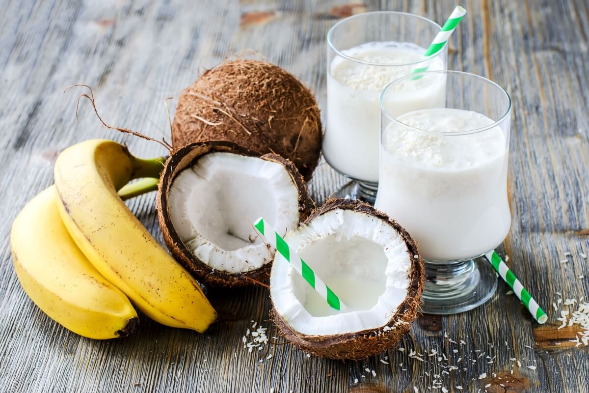 Vitamina de coco, banana e aveia (Imagem: Alexandra Anschiz | Shutterstock)
