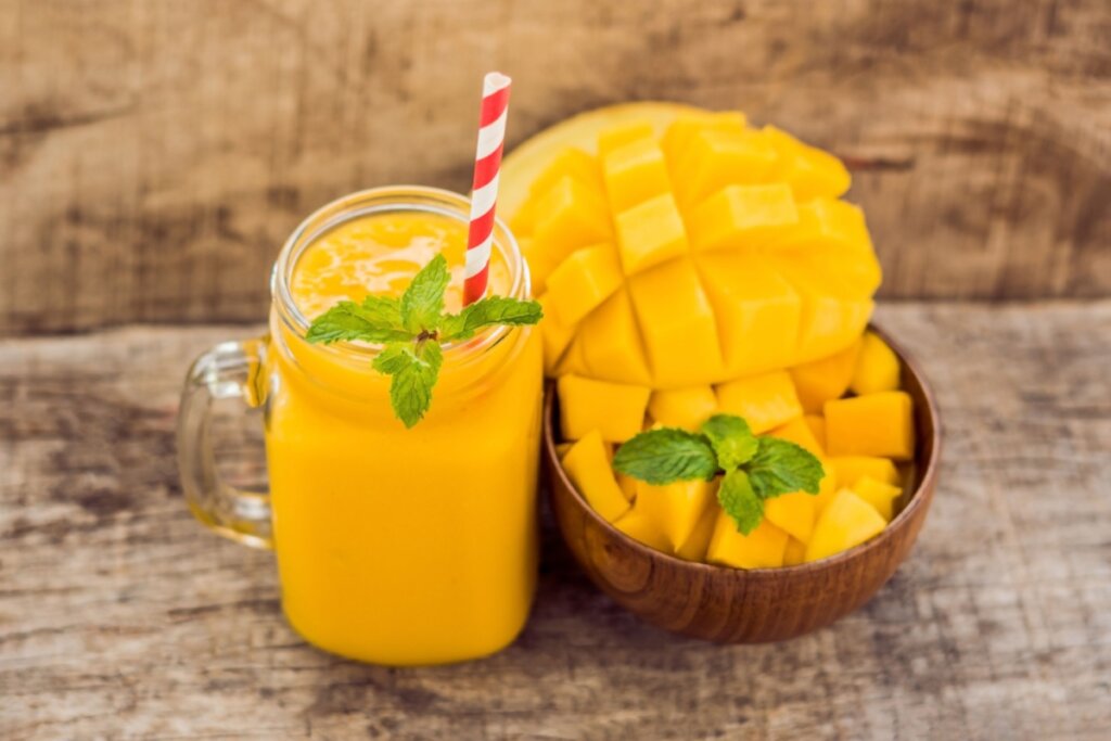Vitamina de manga e maracujá (Imagem: Elizaveta Galitckaia | Shutterstock)