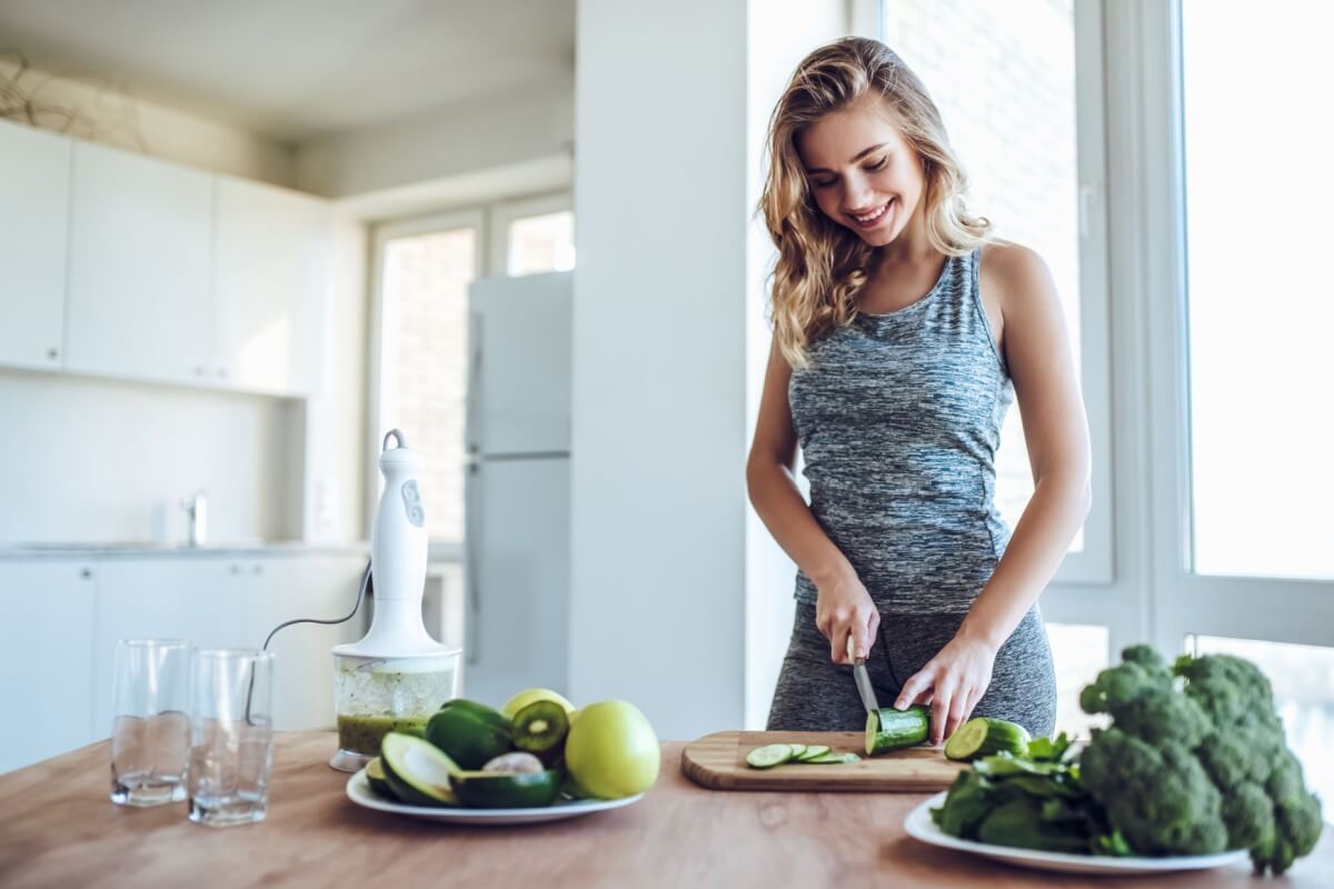 Vitaminas e minerais são fundamentais para um emagrecimento saudável (Imagem: 4 PM production | Shutterstock) 