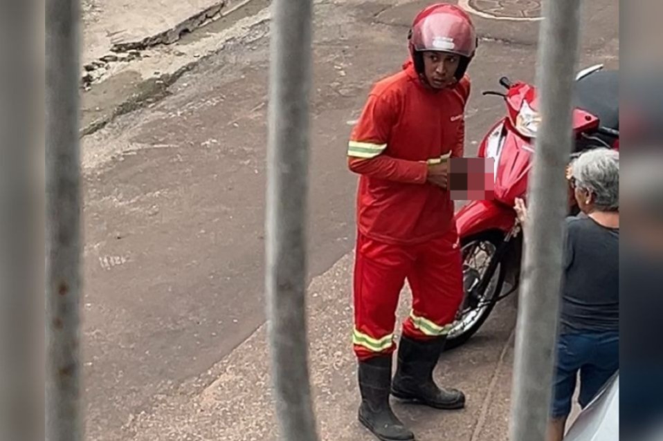 (Momento que o criminoso se aproxima das vítimas e, armado, exige seus pertences. )