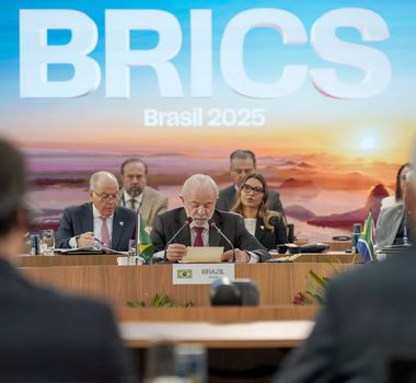Imagem - Em reção ao tarifaço, Lula marca reunião virtual com os líderes do Brics
