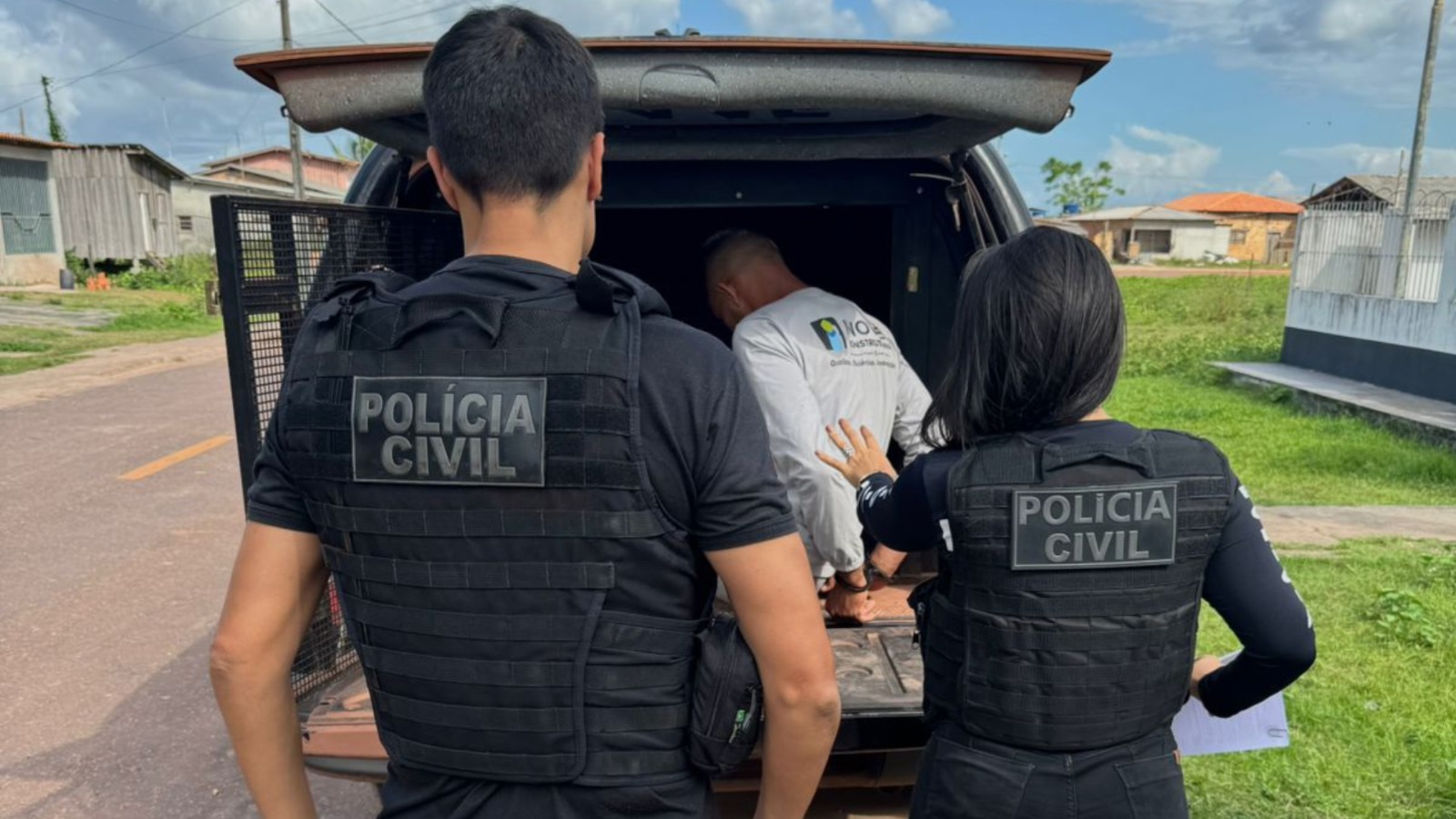 A Polícia Militar prendeu um homem em flagrante por maus-tratos a uma criança. 