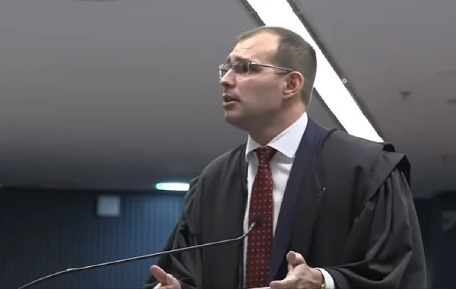 Citação à sogra quebra formalidade e arranca risos durante julgamento ...