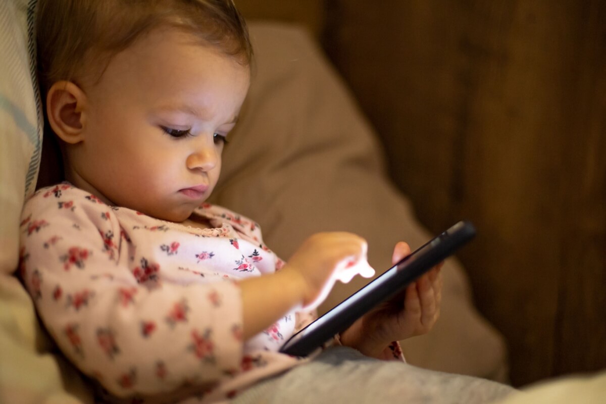 A exposição precoce às telas pode prejudicar o desenvolvimento infantil (Imagem: Anna Nass | Shutterstock)