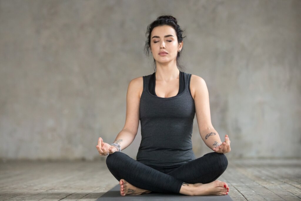 A postura &#8220;Sukhasana&#8221; melhora a energia sexual (Imagem: fizkes | Shutterstock)