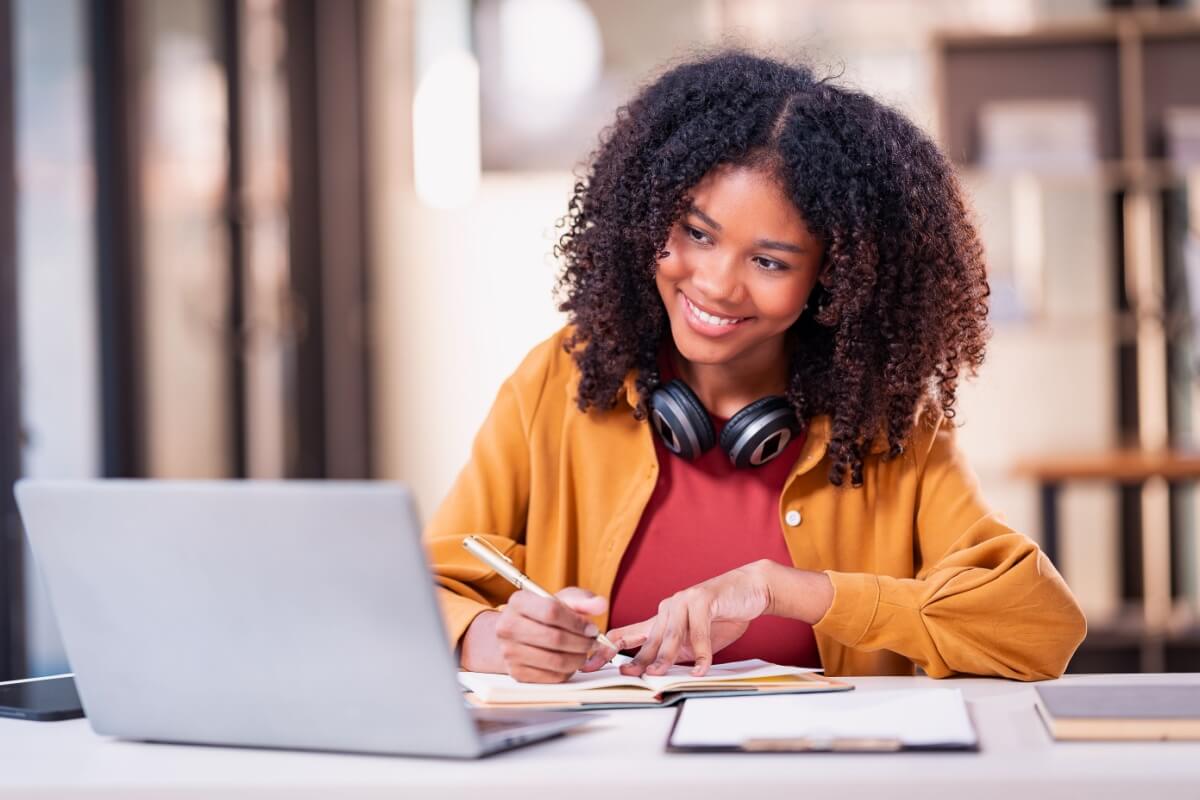 Preparação estratégica, domínio técnico e bagagem são essenciais para produzir uma boa redação (Imagem: Mr. Ashi. Sae Yang | Shutterstock)