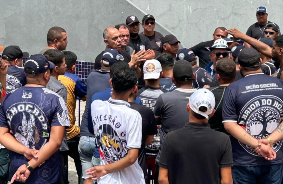 Imagem - Vídeo: torcida do Remo protesta no Baenão e Marcos Braz recebe grupo de torcedores