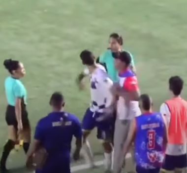 Imagem - Jogador agride árbitra na Colômbia após levar cartão vermelho; assista