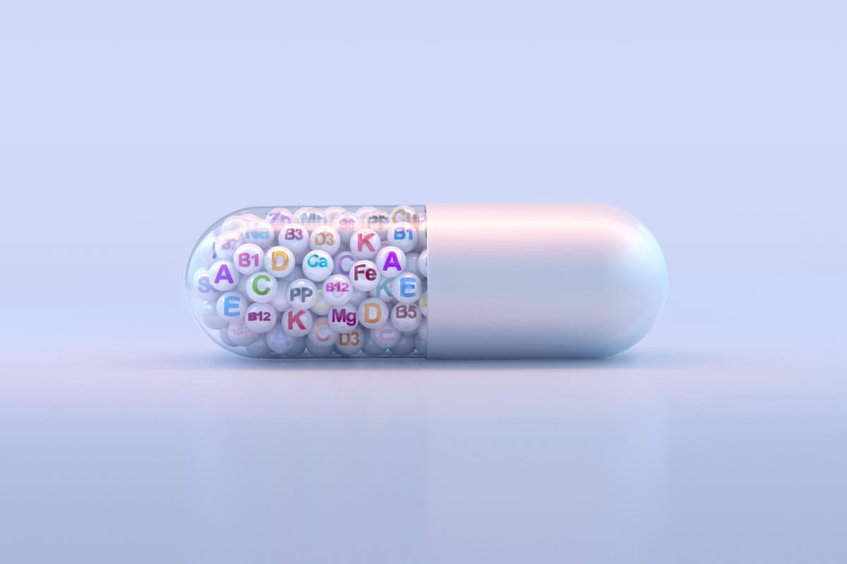 O consumo exagerado de vitaminas representa um risco à saúde (Imagem: Corona Borealis Studio | Shutterstock) 