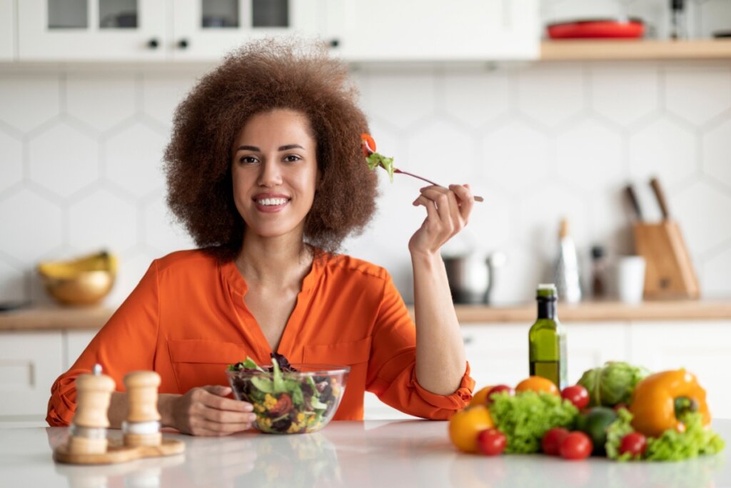Uma boa alimentação geralmente supre as vitaminas de que o corpo necessita (Imagem: Prostock-studio | Shutterstock)