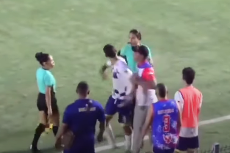 Inconformado com a decisão da árbitra, o jogador deixou o banco e atingiu Ceballos com um tapa no rosto