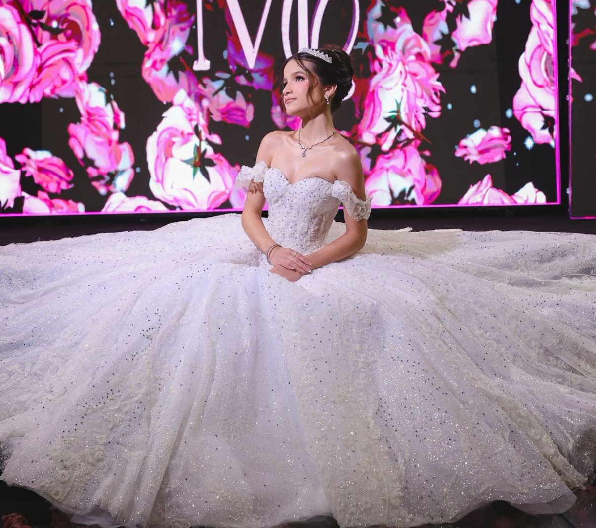 Maria Clara Lourenço radiante na grande noite de seus 15 anos 