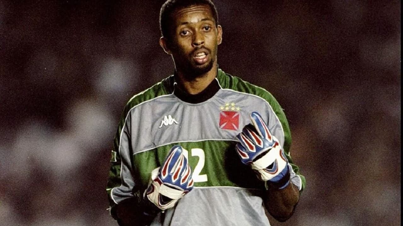 Segundo as investigações, a arma localizada havia sido furtada em uma cidade a cerca de 70 km da casa do ex-goleiro. Helton