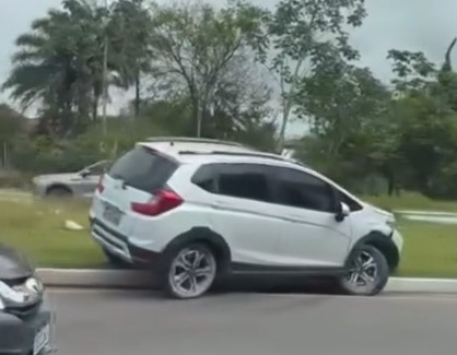 Imagem - Vídeo: carro vai parar em canteiro central após acidente na João Paulo ll, em Belém