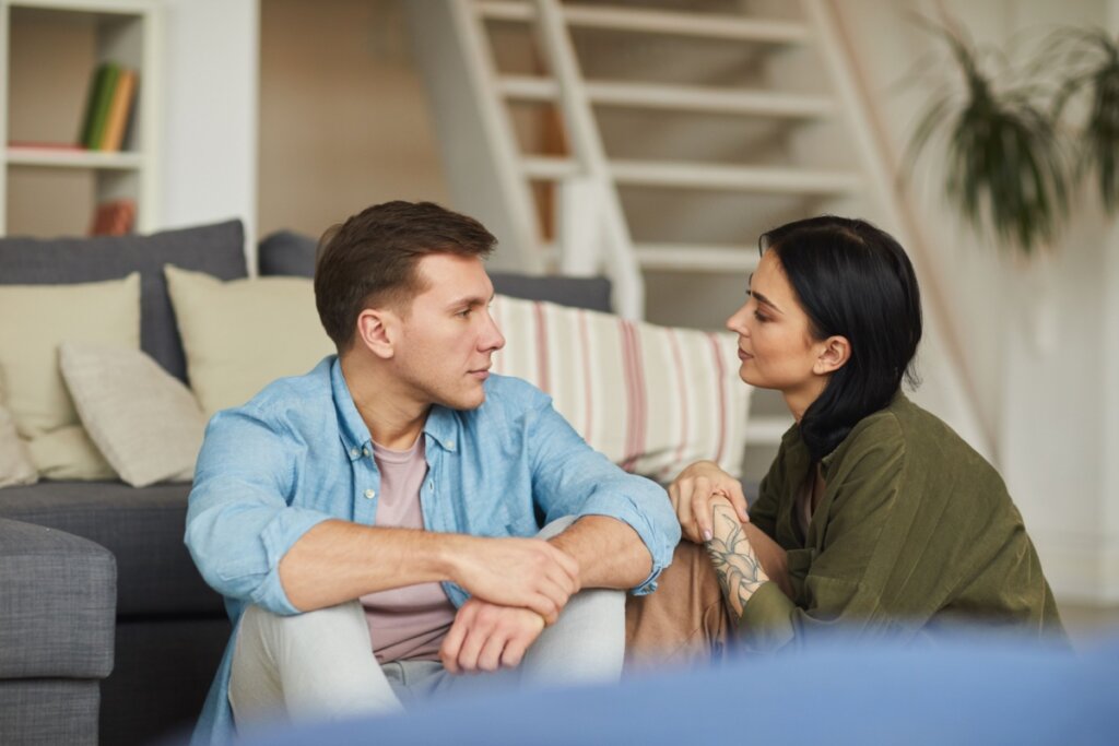 Um diálogo conduzido com empatia pode aliviar o peso do silêncio e abrir espaço para ajuda profissional (Imagem: SeventyFour | Shutterstock)