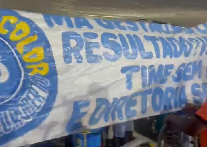 Faixa de protesto da torcida bicolor -