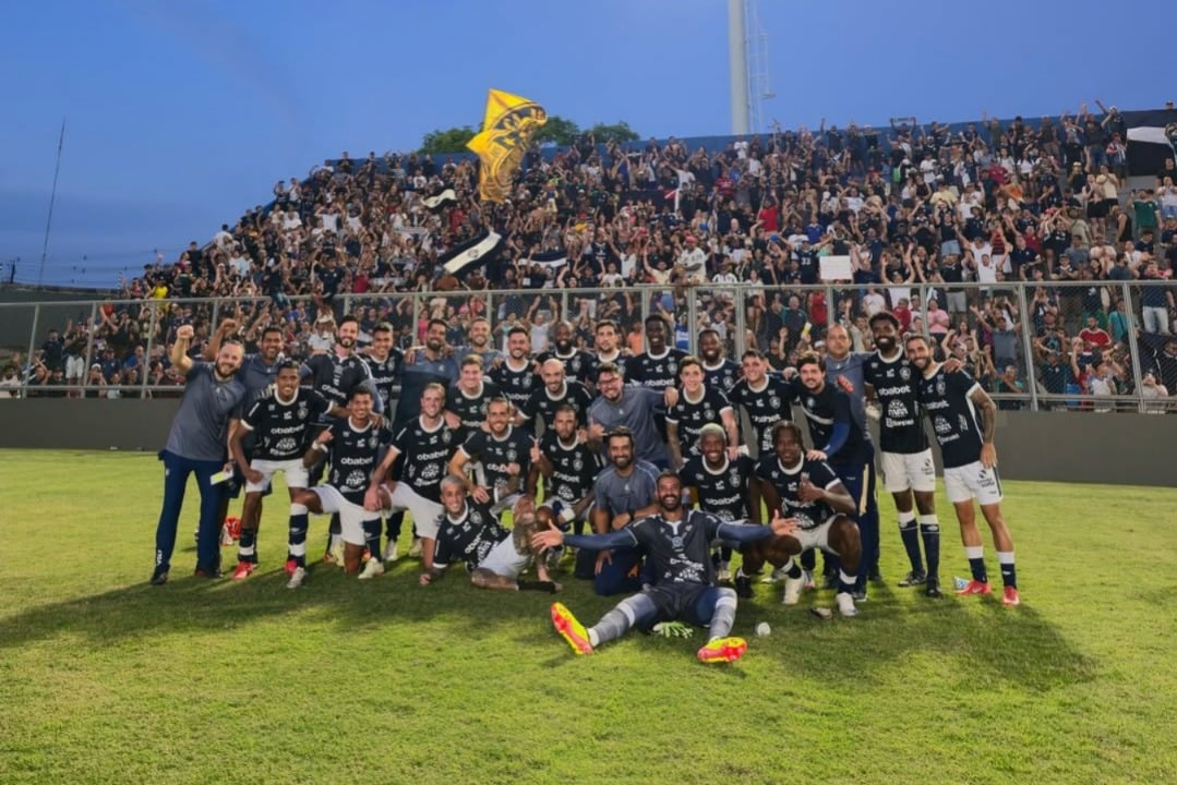 Jogadores e a torcida azulina em peso -