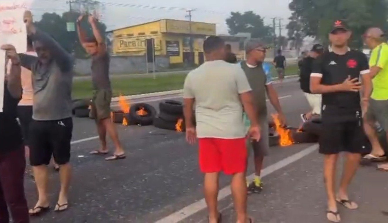 Um protesto de moradores de um condomínio em Marituba, fechou parcialmente o trânsito na BR 316, na manhã desta sexta-feira (5).