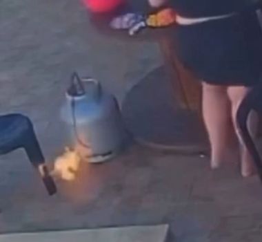 Imagem - Botijão de gás pega fogo durante churrasco, mas homem evita tragédia