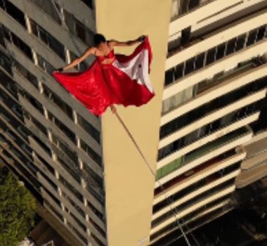 Imagem - Vídeo: paraense anda de um prédio a outro em BH com roupa de carimbó