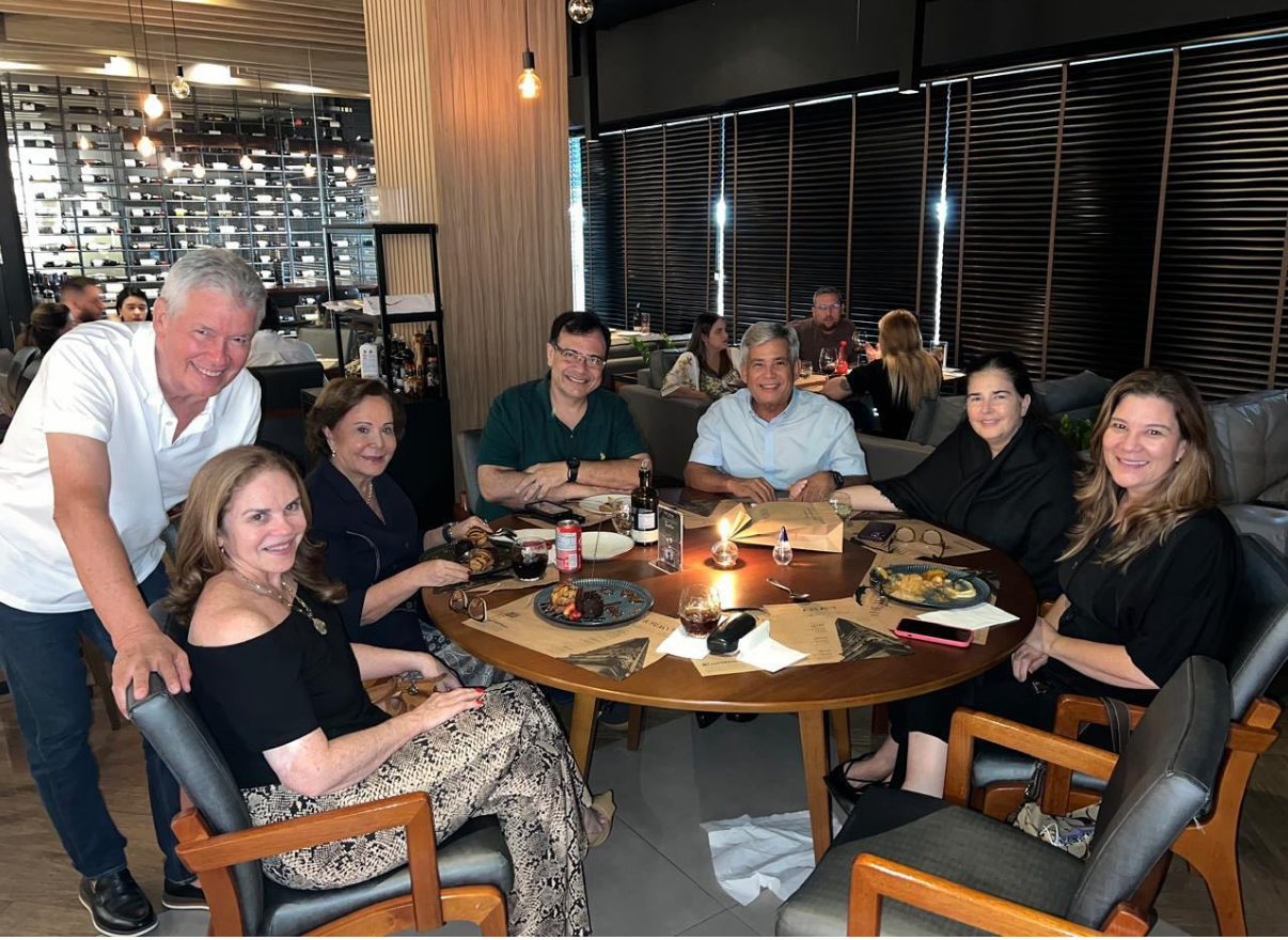 A odontóloga Lílian Regis foi a aniversariante da última segunda-feira. Os festejos foram com os amigos mais chegados. Na foto, a aniversariante com Maria Lúcia Pires, Teo e Dani Flexa Ribeiro Pires e Sérgio Cruz e esposa
