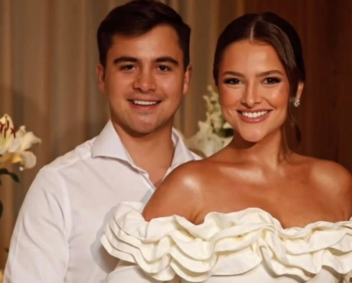 Isadora Mello e Anderson Júnior estão usando aliança na mão direita. Felicidade aos noivos. 