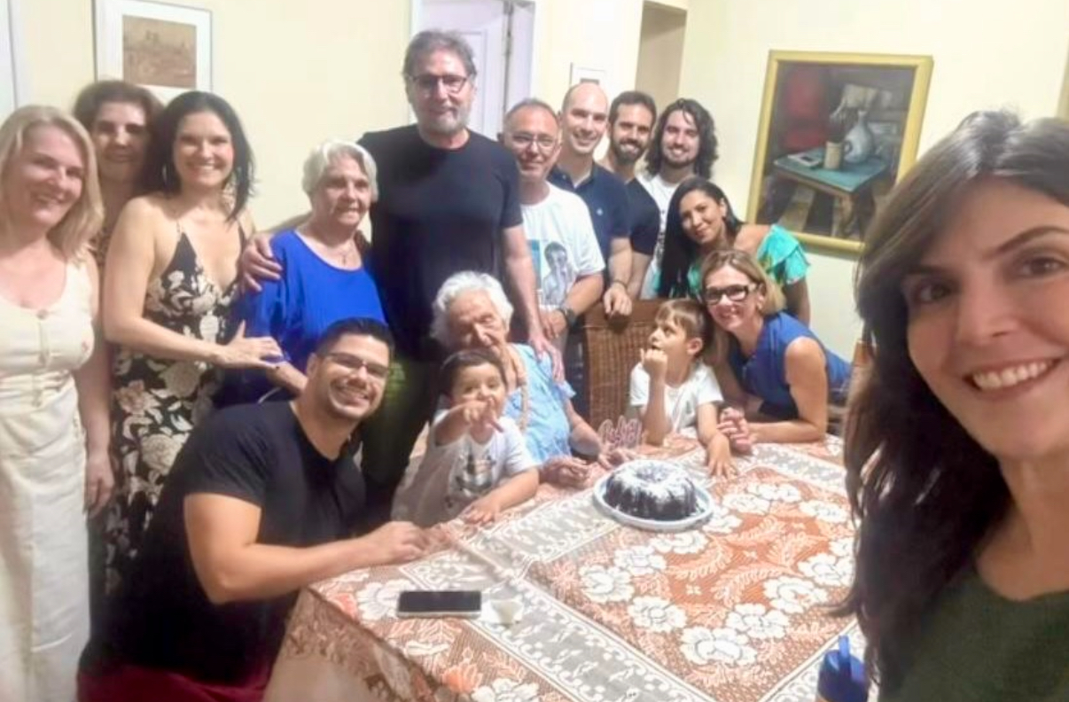 Madalena Guimarães completou 99 anos e reuniu em sua casa os filhos, netos e bisnetos, para uma comemoração em família. 