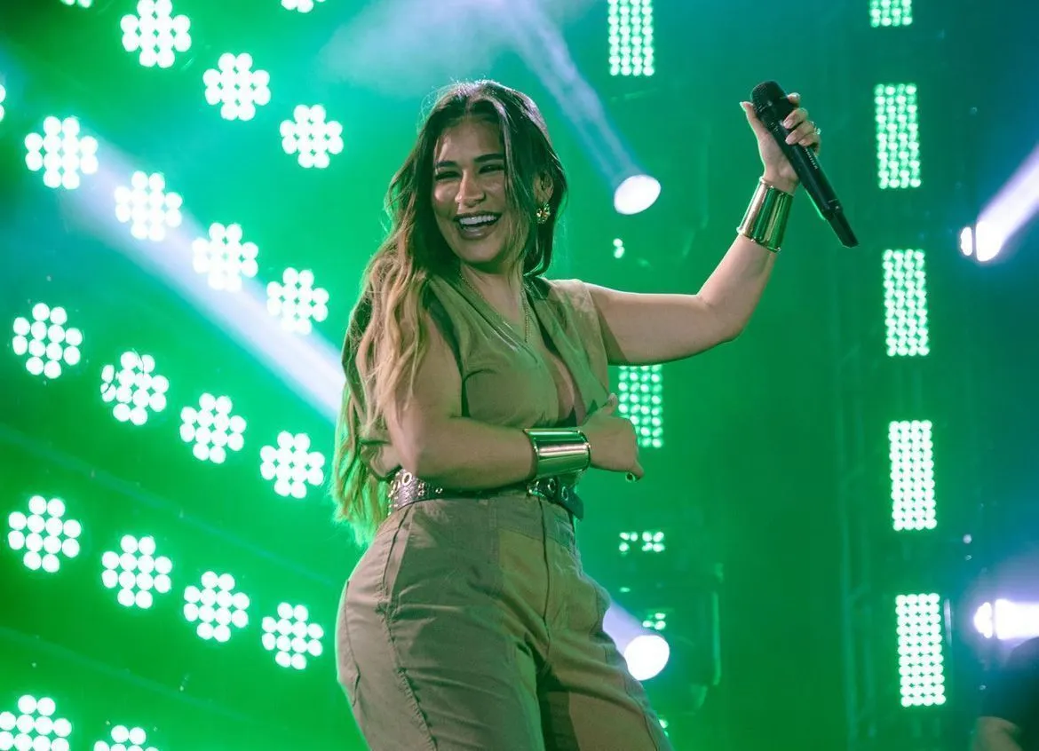Simone Mendes pede desculpas após exibição de bandeira do Pará em show no Amazonas; assista