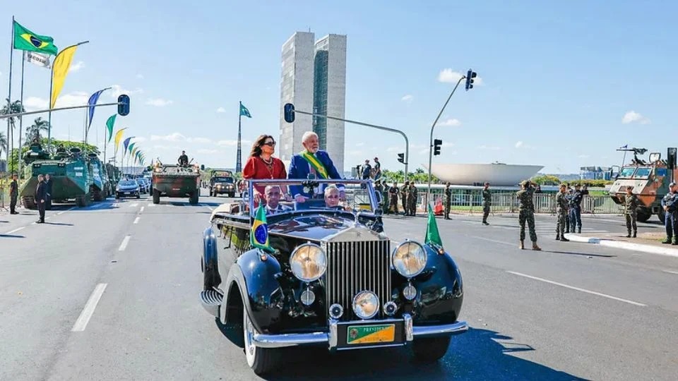 Presidente e primeira-dama em desfile na Esplanada dos Ministérios - 