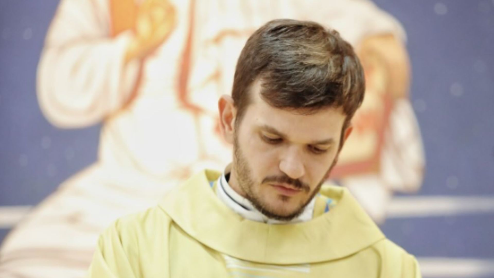 Sacerdote divide shows com a função de padre na cidade de Parauapebas