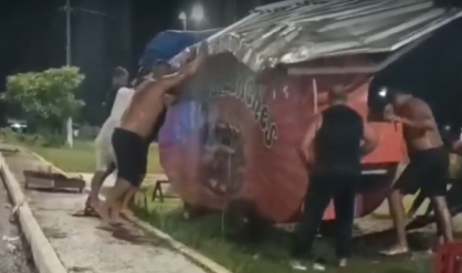 Vídeo: chuva intensa em Belém provoca estragos e vira carro de lanches em Outeiro