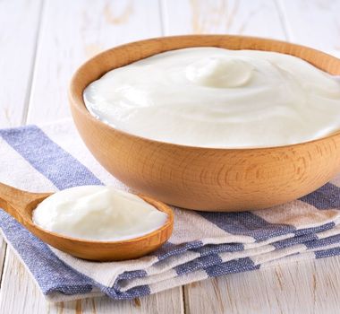 Imagem - 7 benefícios do iogurte natural e formas criativas de usá-lo