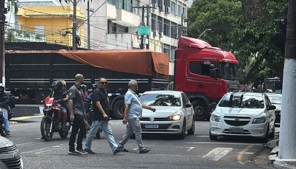 Carreta trava o trânsito na Serzedelo em Belém; veja o vídeo