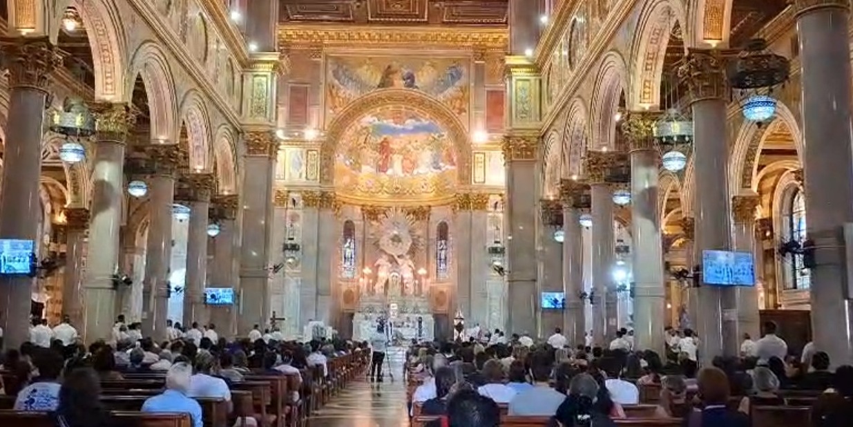 Desde as primeiras horas da manhã desta segunda-feira (8), a Basílica Santuário estava repleta de fiéis para a missa das 7h.