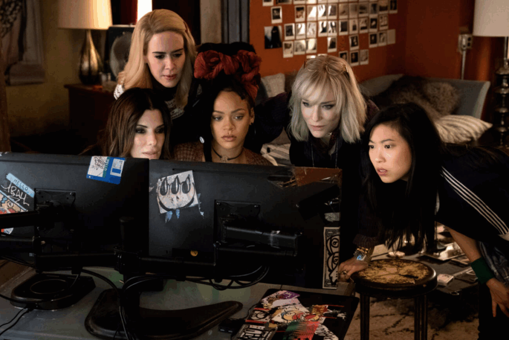 Em &#8220;Oito Mulheres e um Segredo&#8221;, Debbie Ocean planeja um assalto audacioso de uma joia em um evento de moda (Imagem: Reprodução digital | Netflix)
