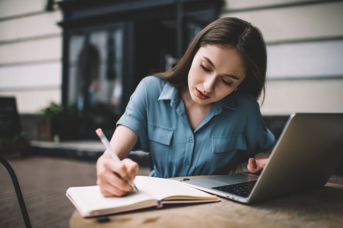 Estar alinhado com as competências da redação exigidas pelo exame ajuda a garantir uma boa nota (Imagem: GaudiLab | Shutterstock)