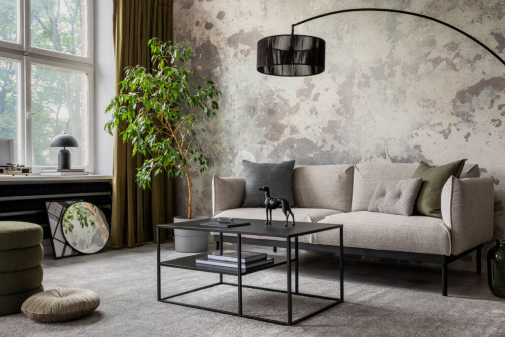 Móveis minimalistas ganham espaço na decoração industrial (Imagem: Followtheflow | Shutterstock)