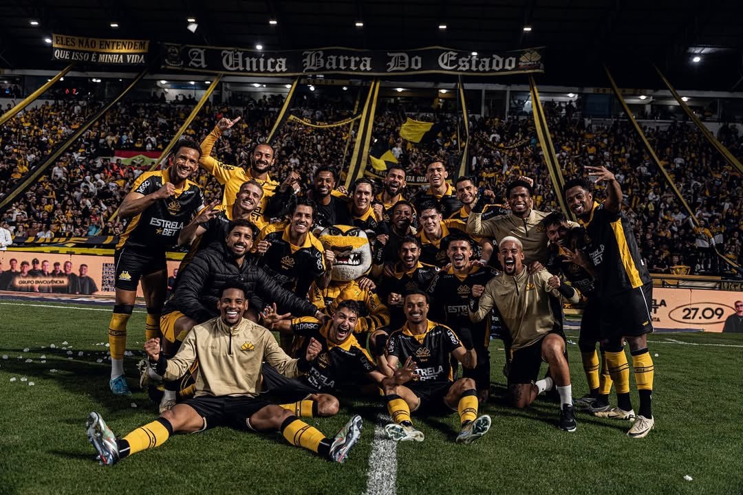 Elenco do Criciúma comemora vitória no clássico - 