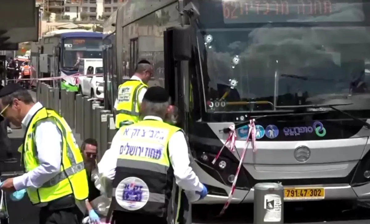 Exército de Israel invade casa de autor de ataque em ponto de ônibus
