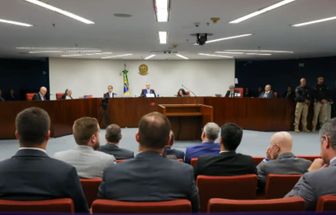 Julgamento de Bolsonaro ganha espaço na imprensa internacional