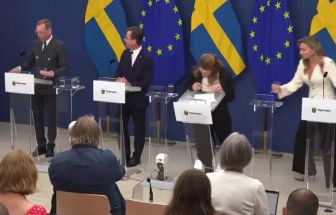 Ministra da Saúde da Suécia desmaia em coletiva após assumir cargo