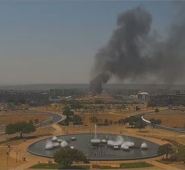 Imagem - Vídeo: incêndio atinge banheiros químicos e gera fumaça preta na Esplanada
