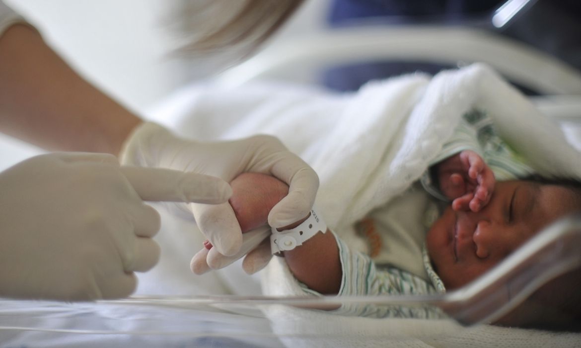 A Lei nº 15.198/2025 define ações prioritárias que o Poder Público deverá implementar para enfrentar e reduzir a mortalidade de bebês nascidos com menos de 37 semanas de gestação e a mortalidade materna.