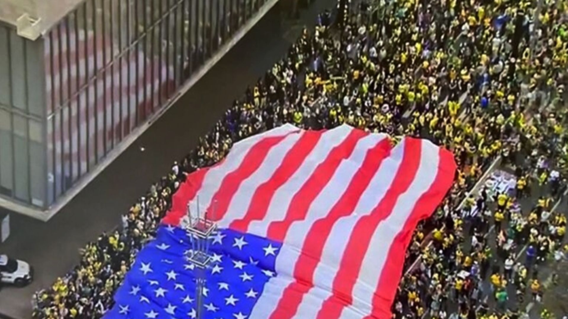 Imagem - Jornal americano repercute bandeira dos EUA em ato no Brasil