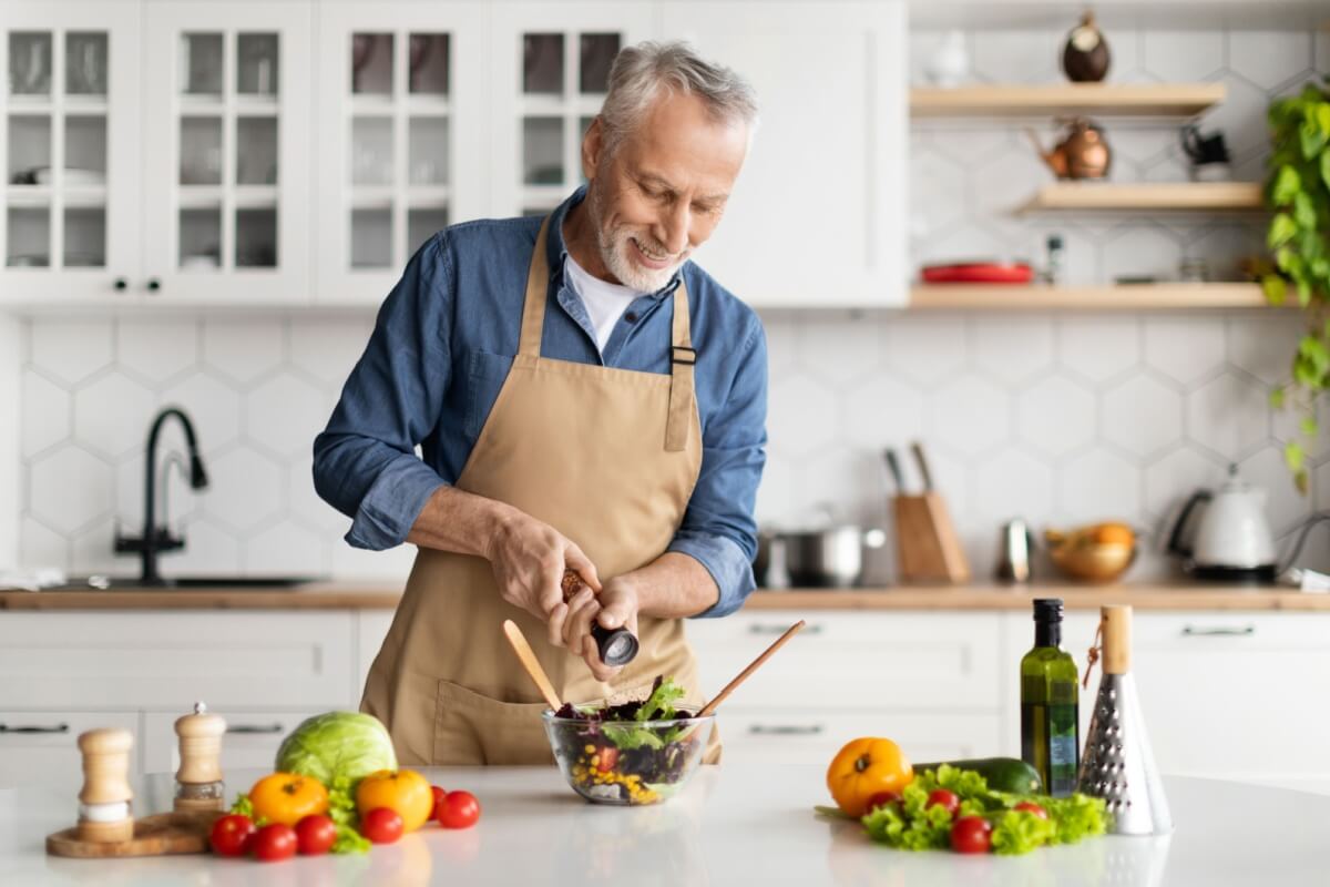A dieta mediterrânea pode contribuir para a prevenção de doenças como o Alzheimer (Imagem: Prostock-studio | Shutterstock)