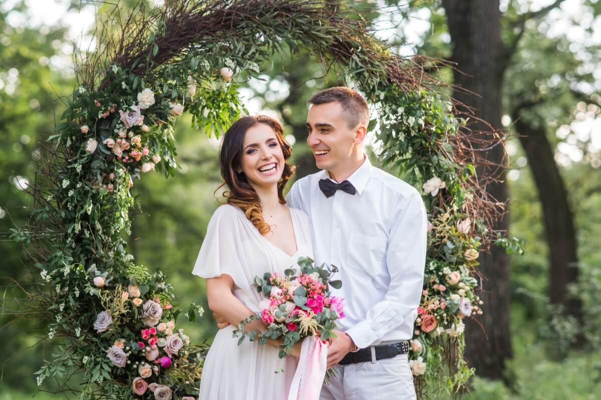 A primavera é a estação do ano preferida pelos casais para se casarem (Imagem: Oleksandr Kavun | Shutterstock)